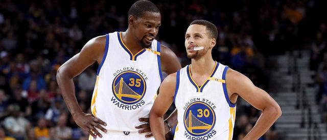 开云官网-库里迎来十二赛季出色发挥，雄鹿观众热烈欢呼！